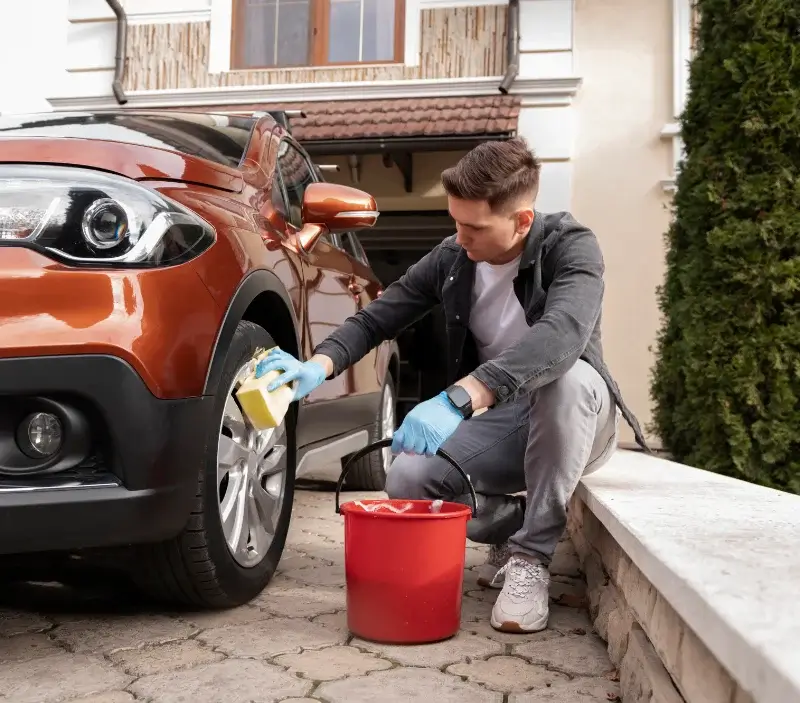 Lavage auto à domicile Saint-Hilaire-la-Forêt : professionnel intervenant sur un véhicule